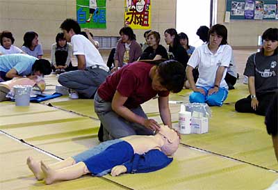 7日、一ノ木戸小学校で開かれた応急手当て講習会