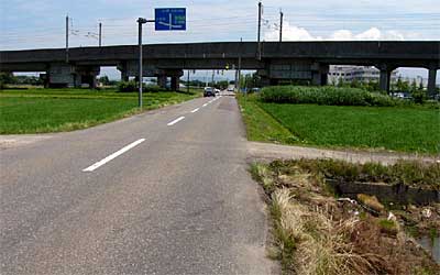 燕市佐渡地内の事故現場、矢田さんの車は写真奥に向かって運転中、道路右に停まっていたトラックにぶつかった