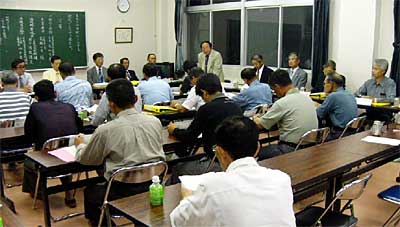 10日開かれた三条市本成寺地区の地域コミュニティ組織づくり