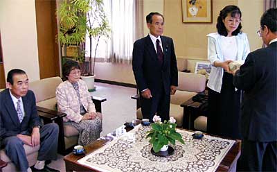 左から舘野地蔵尊保存会の小沢さん、石田さん、赤塚市議、湯川会長の長女秀美さん、高橋市長