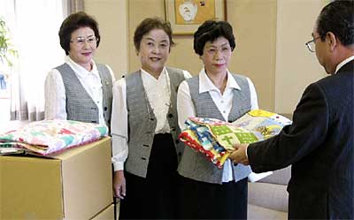 左から燕ライオネスクラブの佐藤会計、深沢幹事、大山会長、そして高橋燕市長