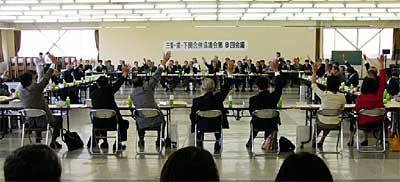12日開かれた三条・栄・下田合併協議会で議員の在任特例の適用を挙手で採決