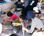 子どもたちでにぎわう木工工作広場