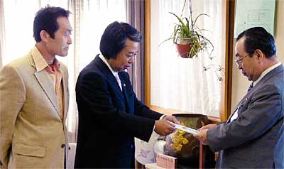 左から新潟県燕理容組合の本多教育部長、田中理事長、そして高橋燕市長