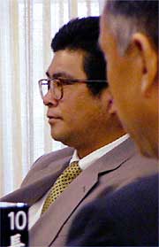 追悼演説を聴く故古寺市議の長男、正さん