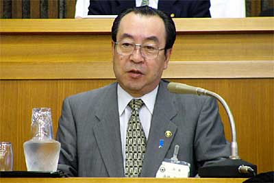 燕市の6月定例会2日目の17日、一般質問に答える形で出馬の意志を表明する高橋市長