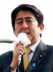 イラク、拉致、年金などの問題で演説する安部自民党幹事長