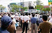 県央サティ前を数百人が埋めた