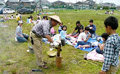 20日行われた子どもの遊び場スタッフ会議のアウトドアクッキング