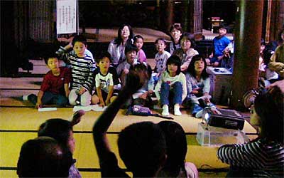 長泉寺で三条ホタルの会の小林会長から説明を聞く保内小学校3年生