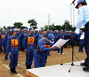 優勝して桑原団長から表彰を受ける第6分団2部