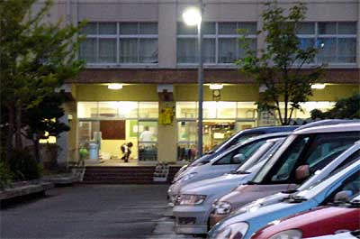 7日、全校保護者会が開かれた三条市立井栗小学校