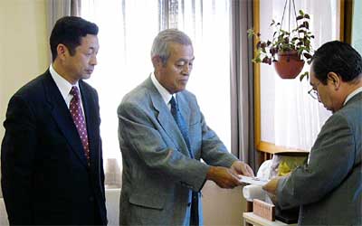 左から小倉第四銀行燕支店長、遠藤第四交会会長、高橋燕市長
