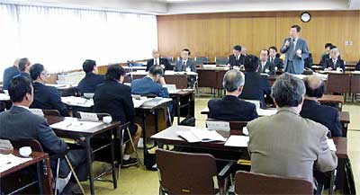 24日開かれた燕市議会議員議員協議会で燕市がガス事業の譲渡で2社の提案を説明