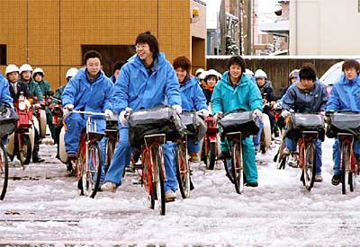 1日、三条郵便局で元旦出発式が行われ、年賀状の配達に出発するアルバイトや職員