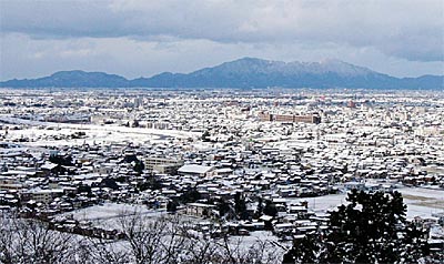 1日昼ころ、大崎山展望台から望む三条市の市街地