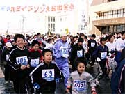 三条市体育文化センター前からいっせいにスタート