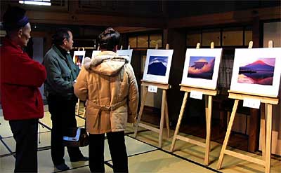 5日まで三条市丸井今井邸で開かれている富士山・佐川忠則写真展