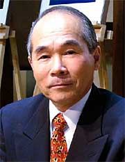 展示している富士山の写真を撮影した佐川さん
