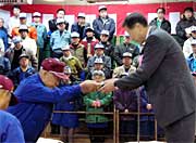 佐藤社長から高橋市長に目録の贈呈