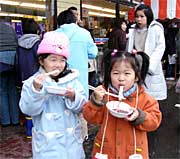 つきたてのもちをほおばる子どもたち
