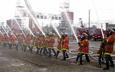 6日行われた三条地域消防出初式の一斉放水訓練