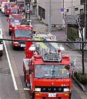三条市の目抜き通りをパレードする消防車両
