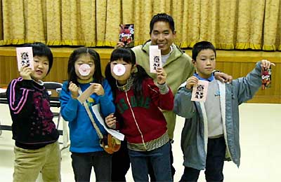 7日、三条市嵐南公民館で開かれた小学生向けの国際理解講座で講師のチャン・テッカさんと参加した子どもたち