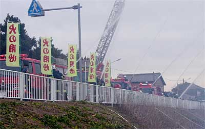 6日行われた燕市消防本部の出初め式、中ノ口川に向かって一斉放水