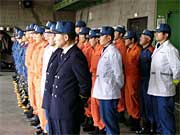 高橋市長の訓示を聞く消防職団員