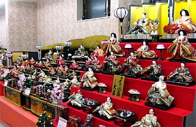 ピアッツァ鶴亀社の店内にずらりと並ぶきらびやかなひな人形