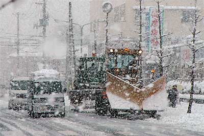 午後2時35分、三条市役所前で大雪のなか、今冬初めての除雪に向かう三条市の除雪車