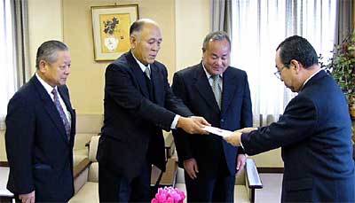 左から燕市建設業協会の有波理事、丸山会長、柄沢副会長、そして高橋燕市長
