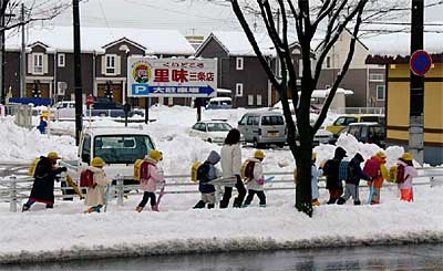 三条地域消防本部前の国道289号線を集団下校する小学生