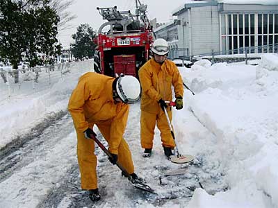 三条地域消防本部が今冬初の消火栓の掘り起こし作業
