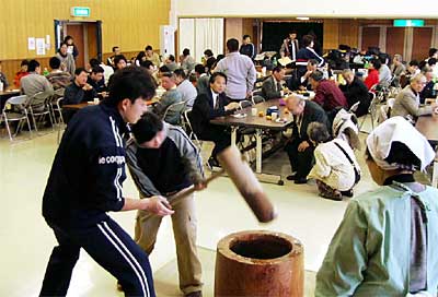 13日、三条市嵐南公民館で開かれた杉の子工房のもちつき大会