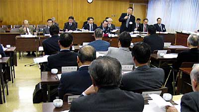 14日開かれた燕市議会議員協議会でガス事業の白根ガスへの譲渡決定を明らかに