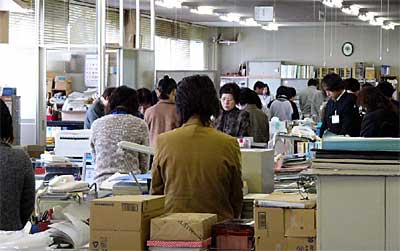 17日、兵庫県の阪神・淡路大震災追悼式典にあわせて黙とうをささげる三条市職員