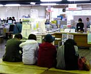 市民課に居合わせた市民も黙とう