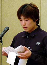 受賞者代表であいさつする(株)東陽理化学研究所の金子さん