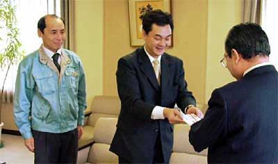 左から(株)ホクエツの山浦宅配トマト事業部課長、浅野社長、そして高橋燕市長