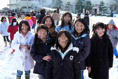 19日、三条市立西鱈田小学校で行われたさいの神まつりで顔を墨で真っ黒にした児童