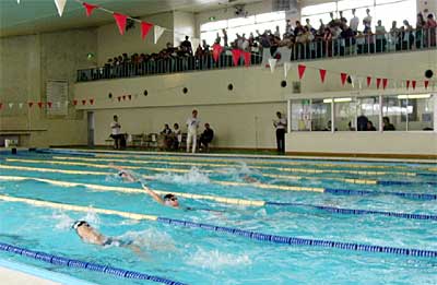 23日、三条市民プールで開かれた平成17年新春水泳大会
