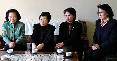 左から色紙会の指導者の外山さん、小林会長、外山、中川副会長
