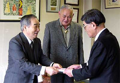 左から五彩会代表幹事の難波さん、田斉さん、松永教育長