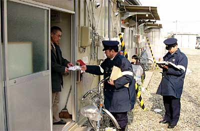 三条市の7・13水害仮設住宅を訪問、特別巡回連絡を行う三条署員