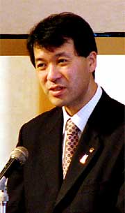 県と総合商社との包括業務提携の実現を中心に話す泉田知事
