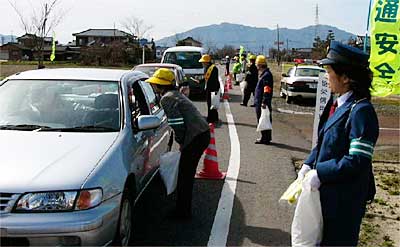 春の交通安全運動の初日6日、燕市交通安全対策協議会が行った街頭指導