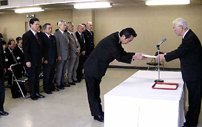新・三条市で行われた辞令交付式で佐藤市長職務者(右)から新市職員1,154人に辞令を交付