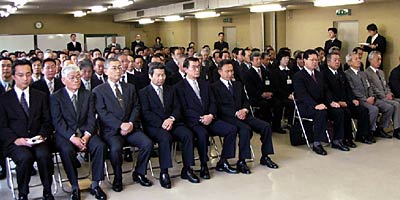 辞令交付式に出席した課長補佐級以上の職員122人